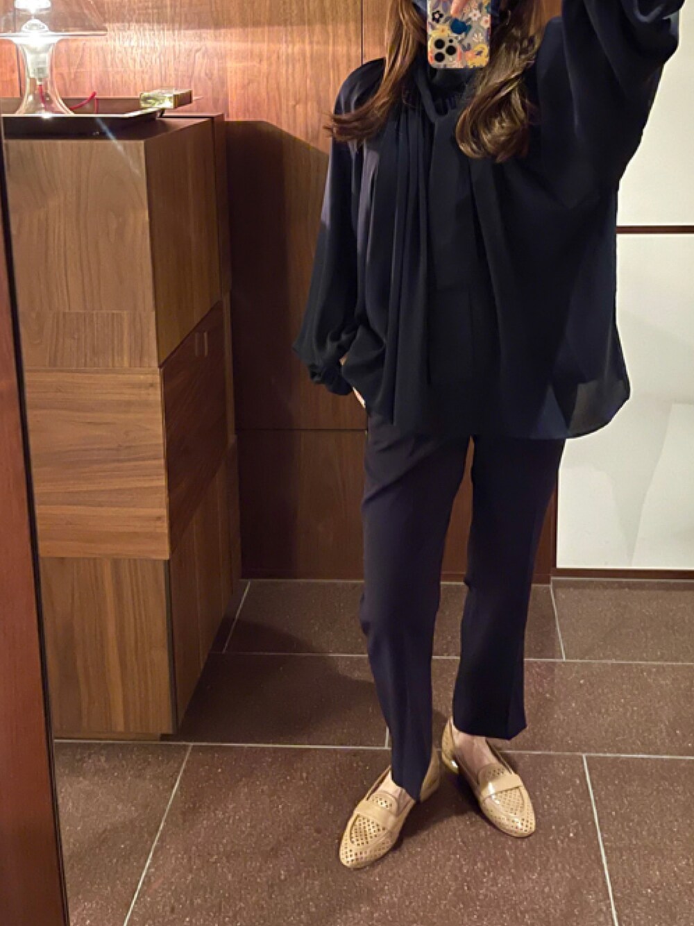 「シンプルコーデ、オトナ女子、休日スタイル」｜「Finのパンチングローファー（ローファー、ベージュ系）」を使った、mamiさん（レディース・157cm）の春コーディネートの1枚目の写真