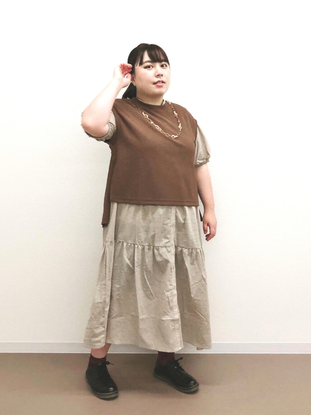 ベージュ系のトップス、ブラック系のシューズ、ブラウン系のトップスを着用したレディースの秋コーディネートの1枚目の写真