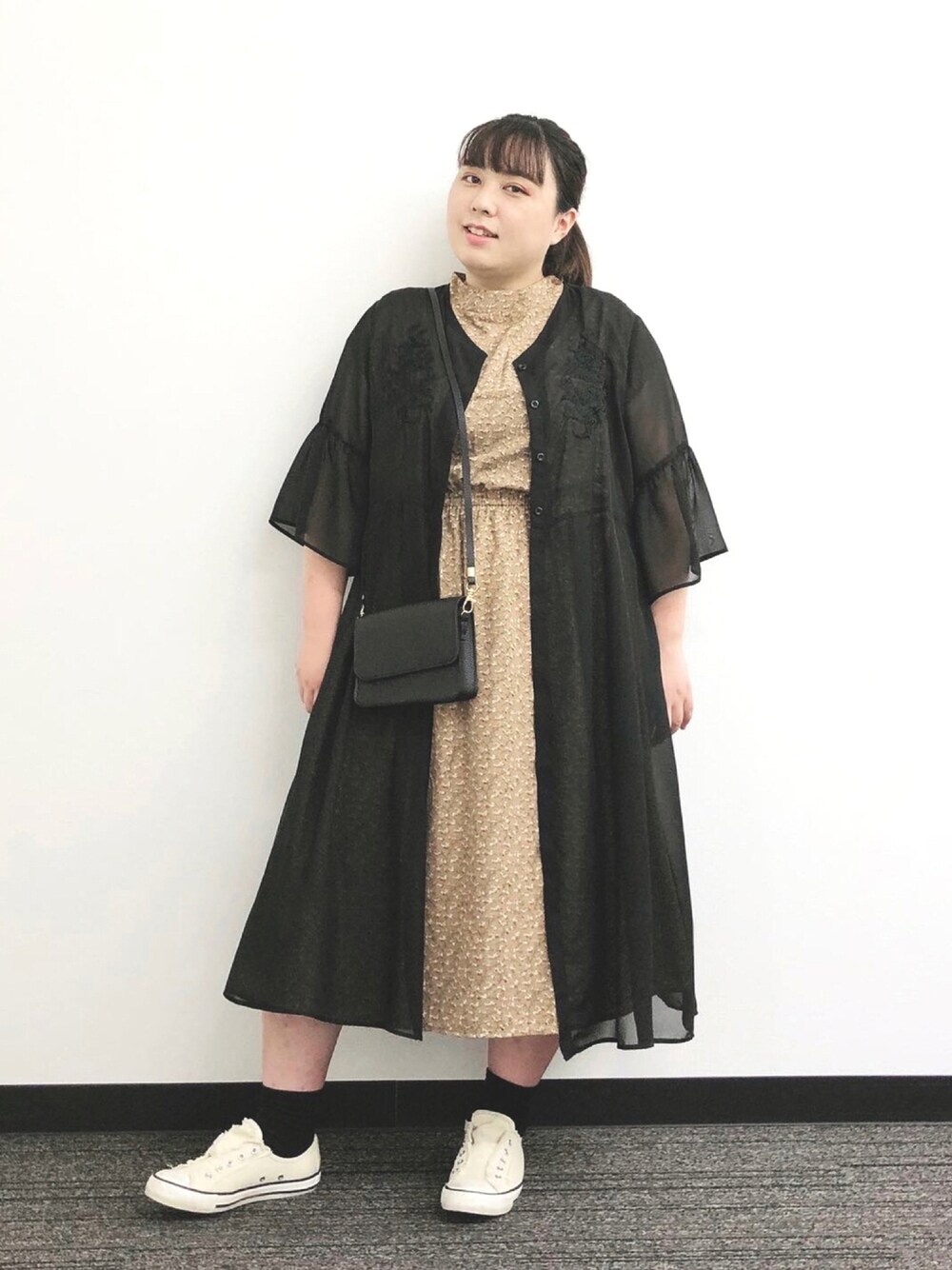 「重ね着、しまむら、ぽっちゃり、アベイル、Avail、大きいサイズ、ブラック×ベージュ、ワンピース×スニーカー、ぽっちゃりコーデ、ベージュ×ブラック、しまむらコーデ、３Ｌ、プラスサイズ、しまパト、4L」｜「GOLDJAPANのアイテム（ワンピース/ドレス、ベージュ系）」を使った、ちか／プラスサイズモデルぽっちゃりコーデさん（レディース・157cm）の秋コーディネートの1枚目の写真