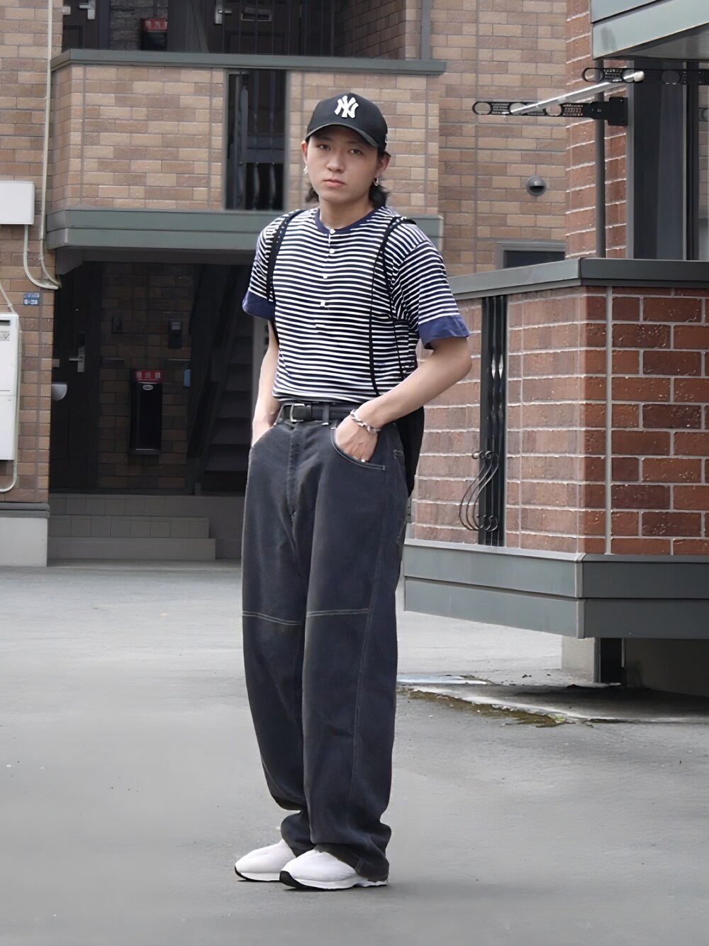 ブラック系のキャップを着用したメンズの夏コーディネートの1枚目の写真