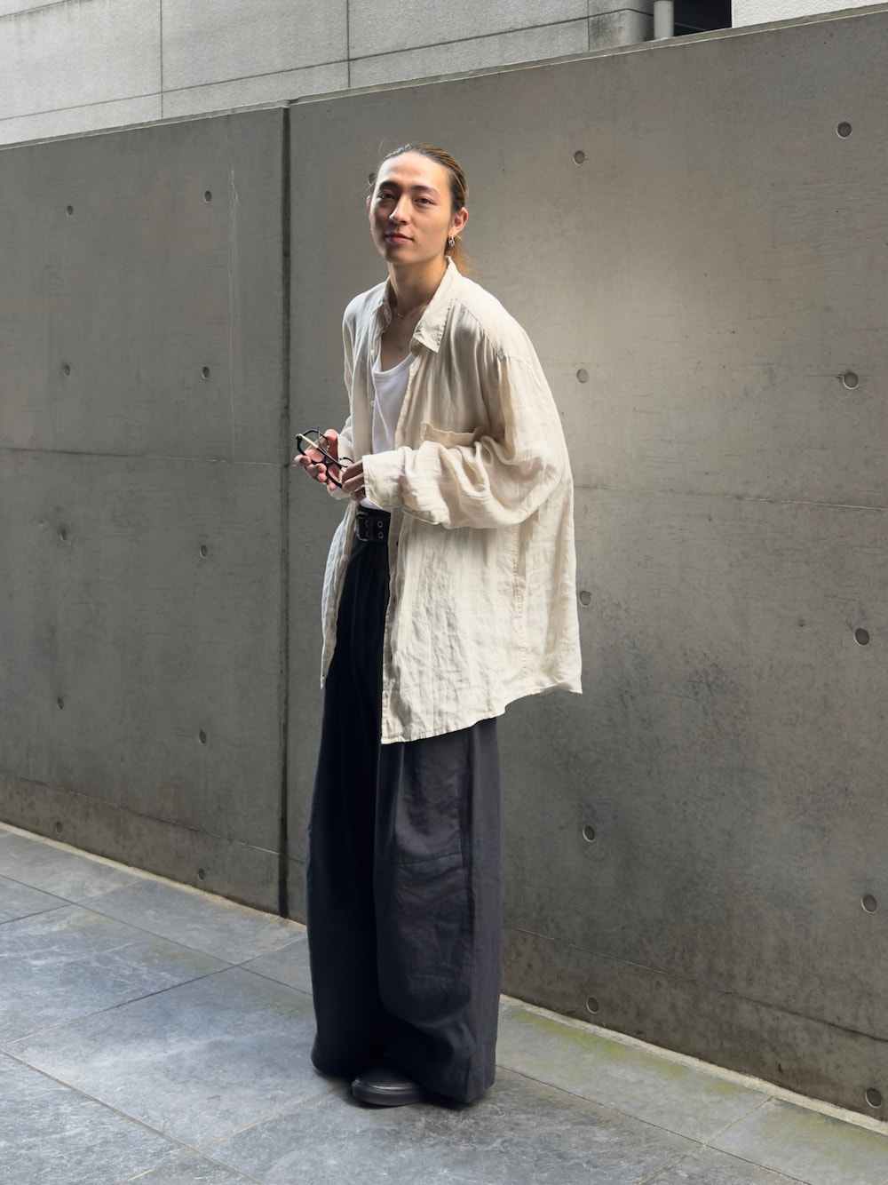 ブラック系のその他パンツを着用したメンズの夏コーディネートの1枚目の写真