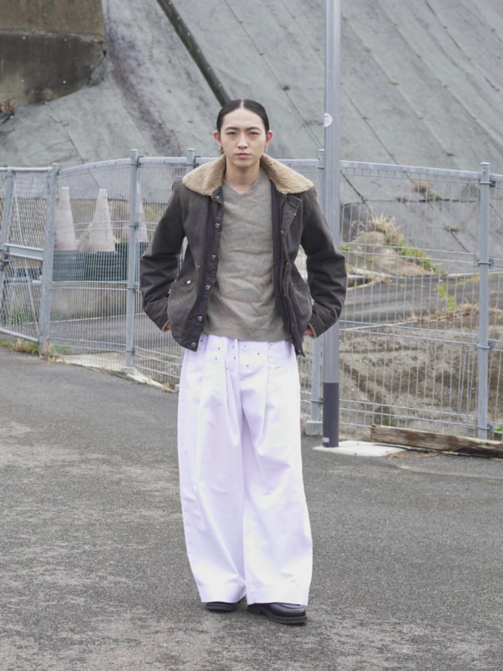 「プチプラ、ワイドパンツ、デニム、レイヤードスタイル、春コーデ、古着MIX、大人カジュアル、ローファー、淡色コーデ、春色」｜「SHINYAKOZUKAのBAGGY WITH DICKIES（スラックス、ホワイト系）」を使った、kenさん（メンズ・173cm）の春コーディネートの1枚目の写真
