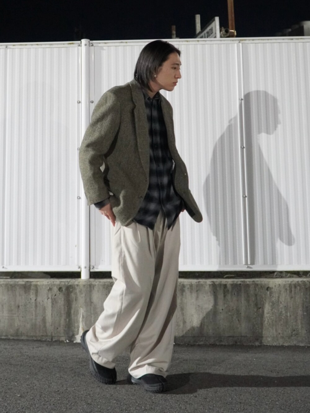 ブラック系のシャツ/ブラウス、ベージュ系のスラックス、ブラック系のスニーカーを着用したメンズの秋コーディネートの1枚目の写真