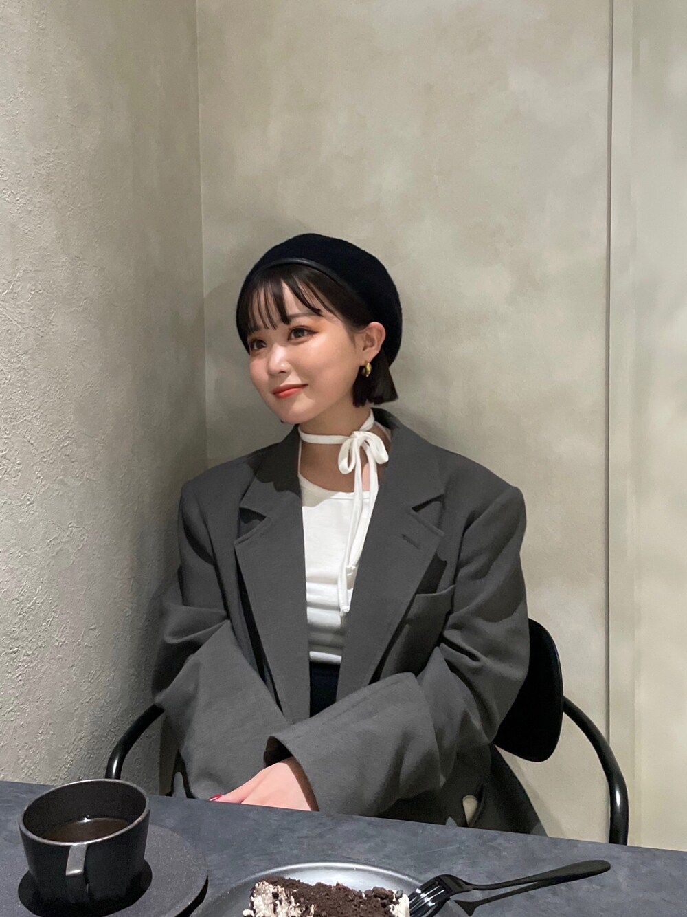 「韓国ファッション、韓国コーデ、シンプルコーデ、ベレー帽、ボブ、春先取り、ジャケット、テーラードジャケット、低身長、低身長コーデ、ビッグシルエット、スカート、韓国スタイル、カフェ、148cmコーデ」｜「SLYのWOOL PIPING BERET（ハンチング/ベレー帽、ブラック系）」を使った、未 来さん（レディース・148cm）の冬コーディネートの1枚目の写真