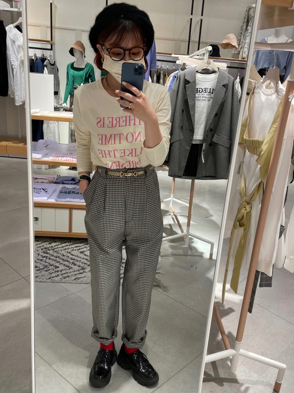 ホワイト系のTシャツ/カットソー、ブラック系のスラックス、ブラック系のドレスシューズを着用したレディースの秋コーディネートの1枚目の写真