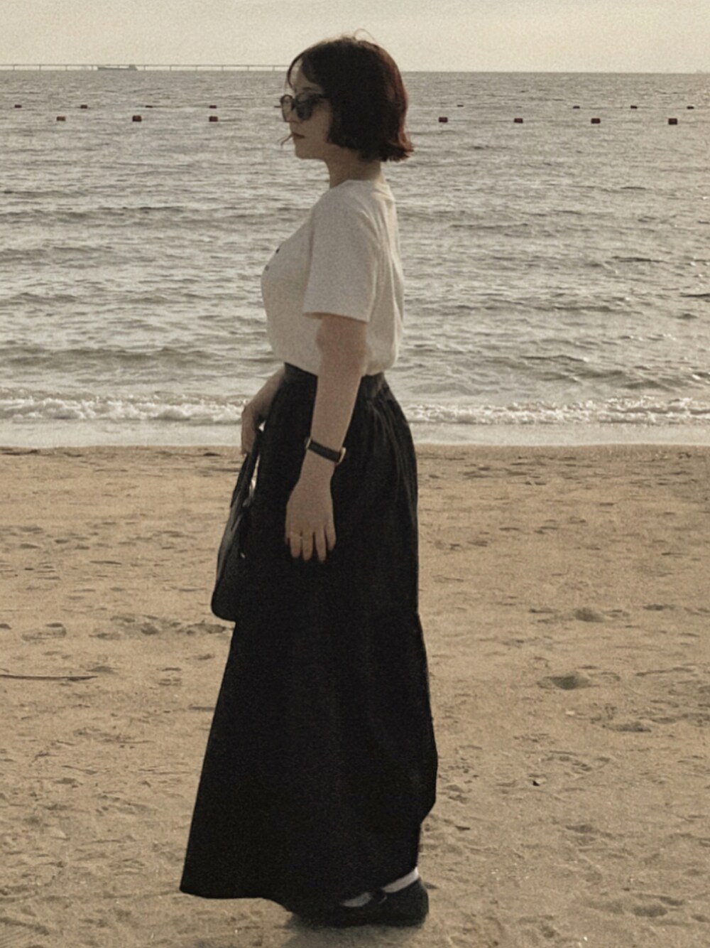 「カジュアルコーデ、オトナカジュアル、きれいめカジュアル、低身長コーデ、海コーデ、リラックススタイル、夏コーデ、148cmコーデ、スカートスタイル、デートスタイル（WOMEN）、デート、海、白Tシャツ」｜「HeatherのロゴシシュウTEE　216693（Tシャツ/カットソー、ホワイト系）」を使った、未 来さん（レディース・148cm）の夏コーディネートの1枚目の写真