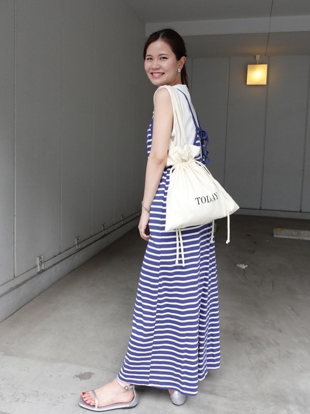 「ワンピース、セットアップ、ボーダー、海、タンクトップ、リラックススタイル、夏コーデ、ラクチンコーデ、キャミワンピ、おでかけコーデ、大人カジュアル、夏服コーデ、シンプル、サンダルコーデ、休日スタイル」｜「CORNERSの【　KR×u.e.made*×CORNERS　】today logo bag（トートバッグ、ホワイト系）」を使った、あかねさん（骨格ウェーブ・レディース・164cm）の夏コーディネートの1枚目の写真