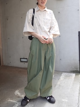 「刺繍」｜「アイテム（スニーカー）」を使った、あかねさん（レディース・164cm）の春コーディネート
