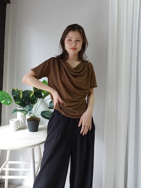 「CORNERS（コーナーズ）のエンボス加工ドレープ半袖Tシャツ（Tシャツ/カットソー、ブラウン系）」を使った、あかねさん（レディース・165cm）の春コーディネート