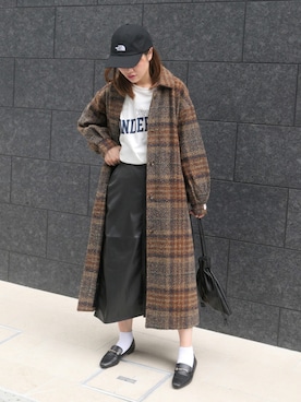 「フェイクレザー」｜「アイテム（ステンカラーコート）」を使った、あかねさん（レディース・164cm）の秋コーディネート