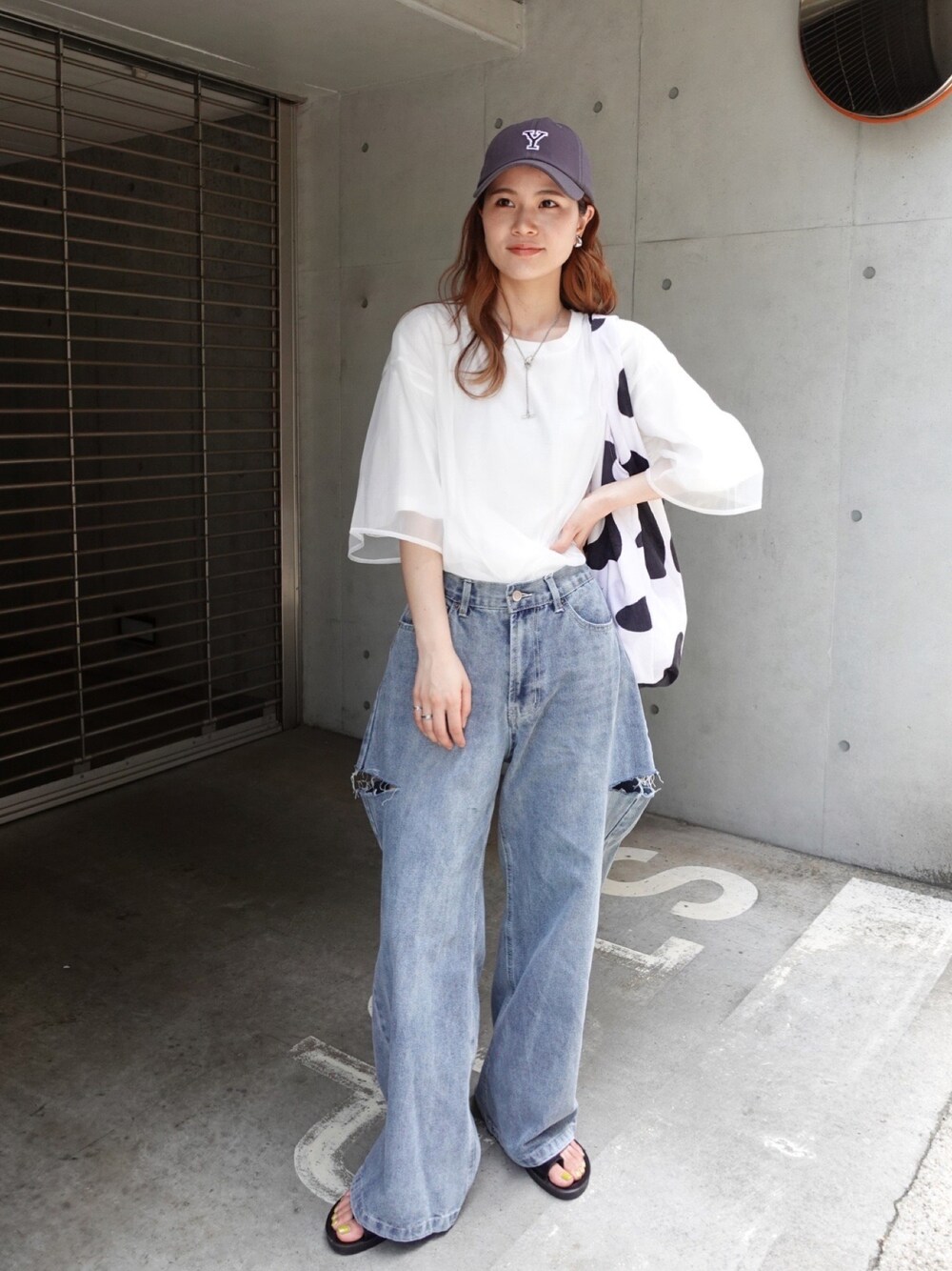 ブルー系のデニムパンツ、ホワイト系のTシャツ/カットソー、ホワイト系のエコバッグ/サブバッグを着用したレディースの夏コーディネートの1枚目の写真