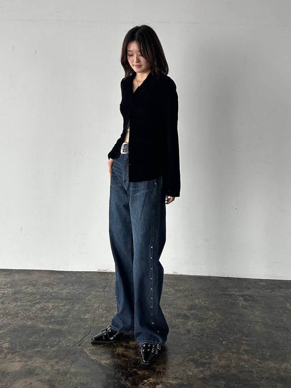 ブラック系のシャツ/ブラウス、ブルー系のデニムパンツ、ブラック系のベルトを着用したレディースの秋コーディネートの1枚目の写真