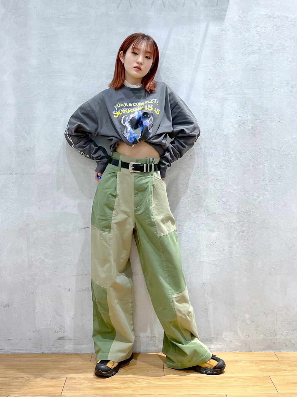 グリーン系のカーゴパンツ、グレー系のTシャツ/カットソー、ホワイト系のTシャツ/カットソーを着用したレディースの冬コーディネートの1枚目の写真