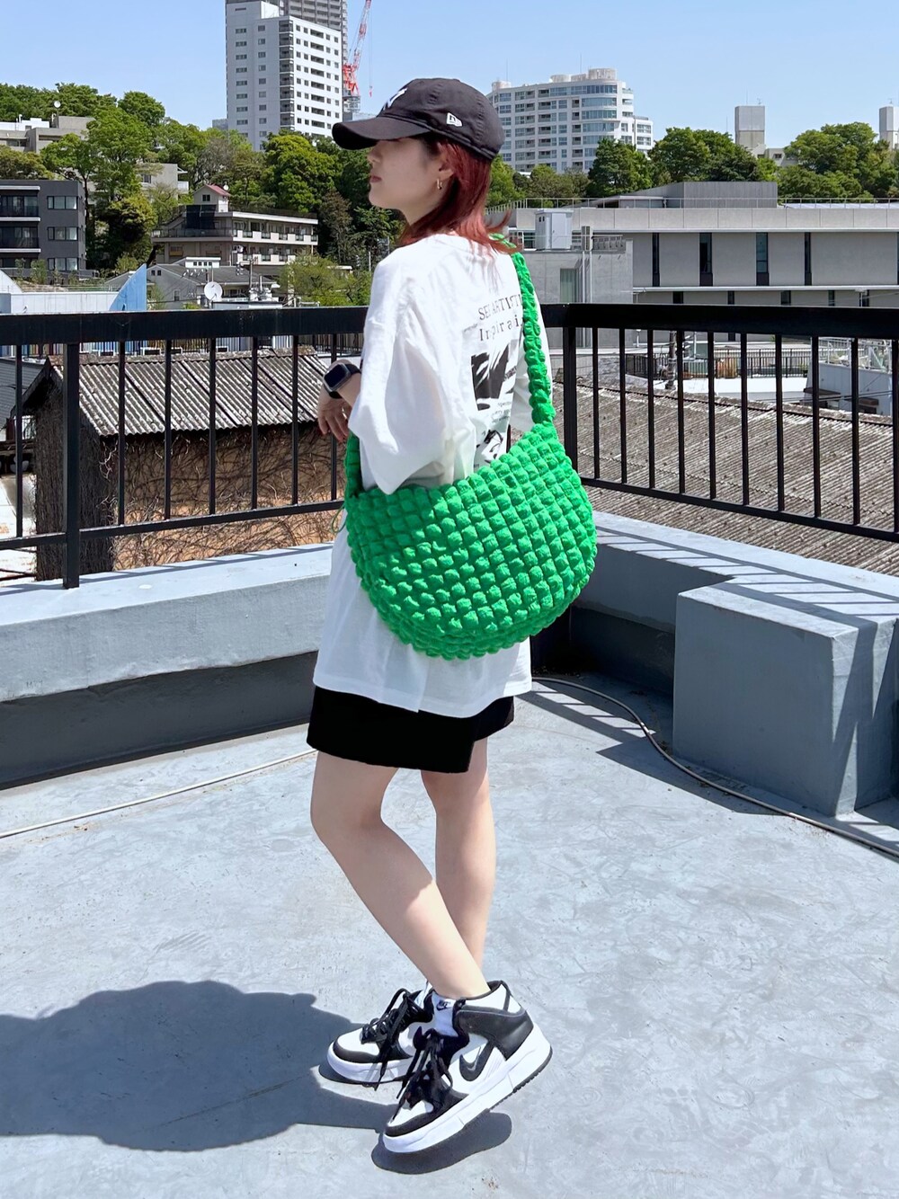 「Tシャツ、白Tシャツ、プリントT、オーバーサイズ、ポコポコ、ハーフパンツ、メンズライク、キャップ、カジュアル、パンツコーデ、PAGEBOY、グリーン、骨格ウェーブ」｜「PAGEBOYのスクエアジャガードショルダーバッグ（ショルダーバッグ、グリーン系）」を使った、サエさん（レディース・159cm）の春コーディネートの1枚目の写真