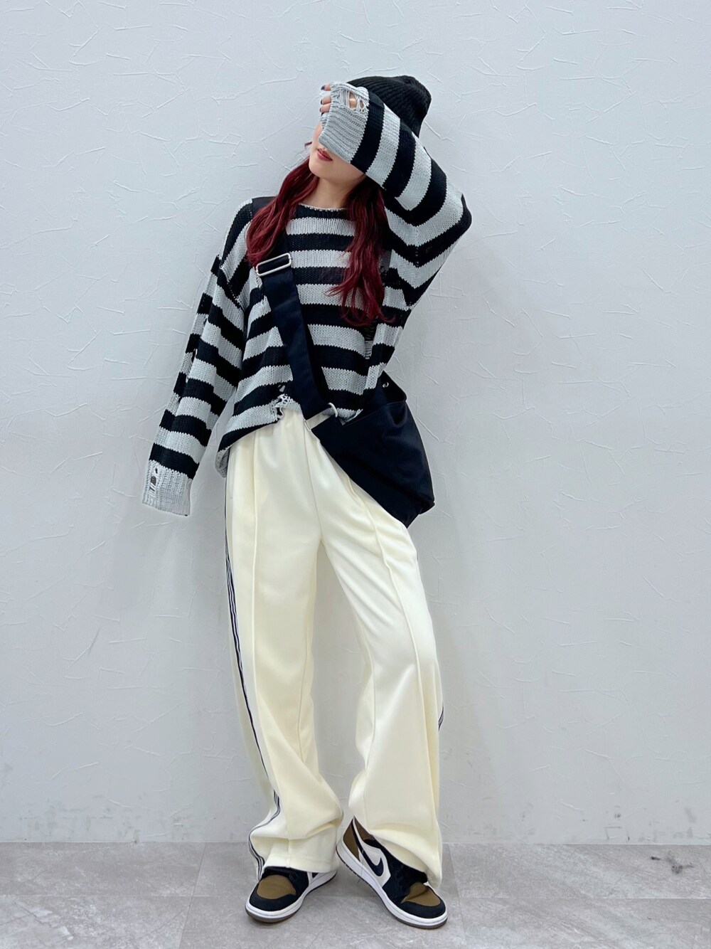 ホワイト系のその他パンツ、ブラック系のニット/セーター、ブラック系のショルダーバッグを着用したレディースの夏コーディネートの1枚目の写真