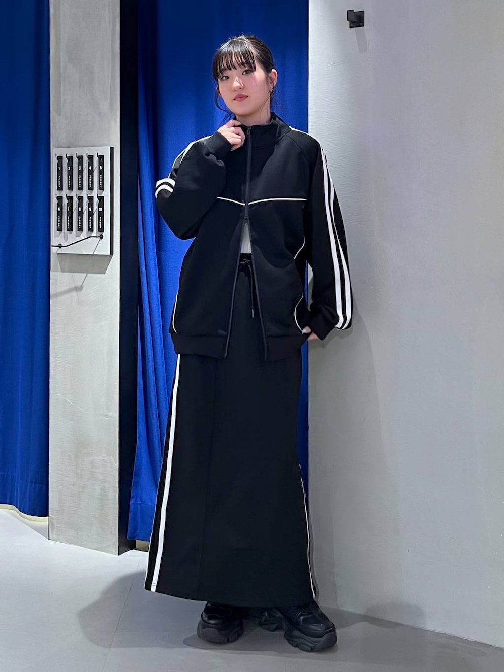 「ラフ、ストリート、カジュアル、個性派、韓国系、PAGEBOY、PBLIM、骨格ウェーブ_PAGEBOY、ブルベ夏_PAGEBOY、ソフトエレガント_PAGEBOY、セットアップ、スポーティ、ゆったり、オーバーサイズ、秋コーデ」｜「PAGEBOYのプラットチャンキースニーカー（スニーカー、ブラック系）」を使った、サエさん（レディース・159cm）の夏コーディネートの1枚目の写真