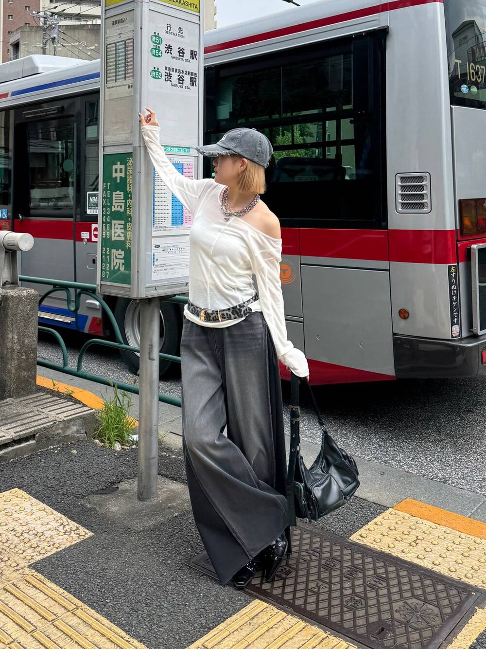 ブラック系のデニムパンツ、ブラック系のショルダーバッグ、ブラック系のキャップを着用したレディースの夏コーディネートの1枚目の写真