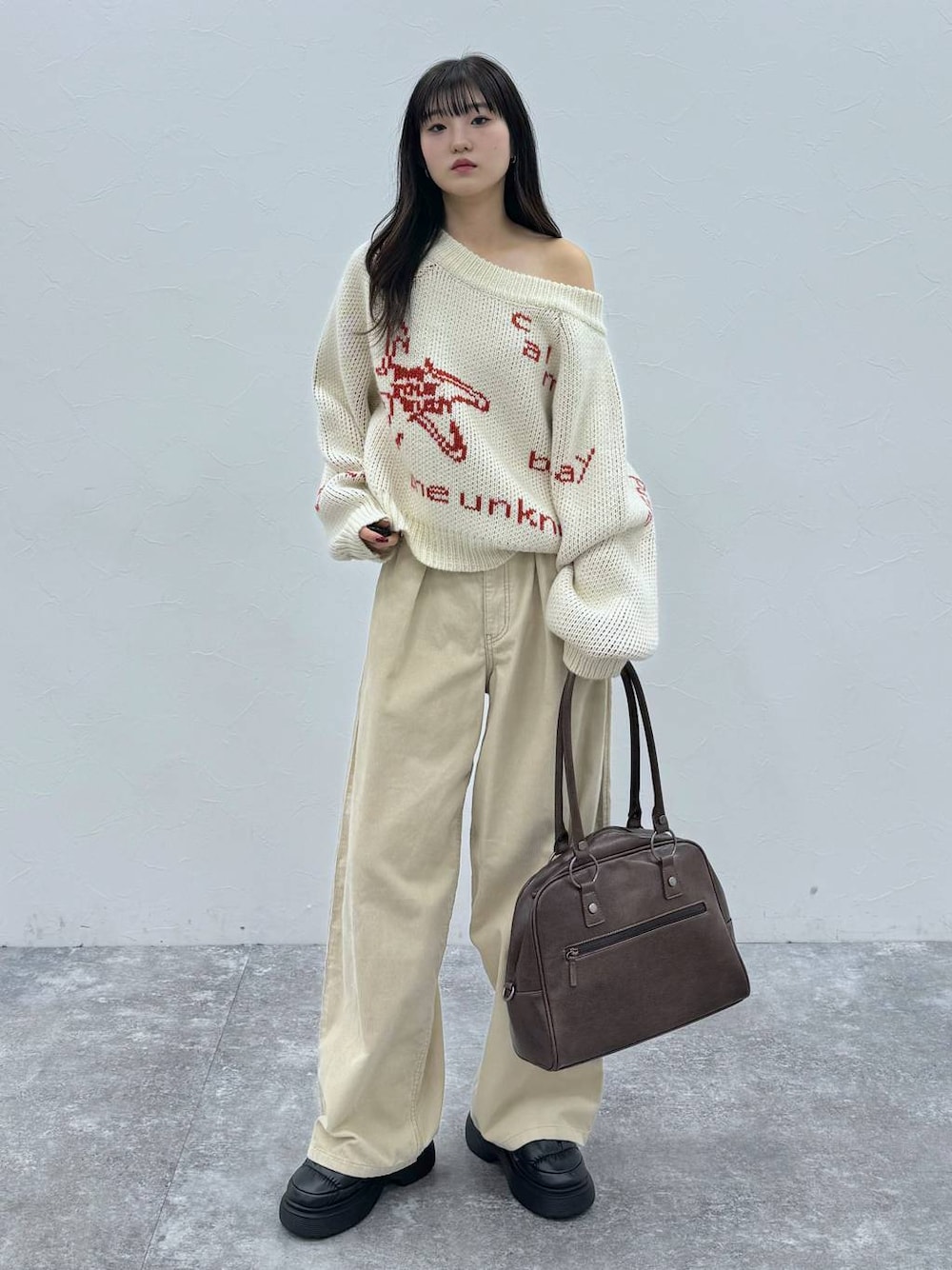 「女子ウケ、バッグ、ラフ、ストリート、カジュアル、個性派、韓国系、PAGEBOY、PBLIM、骨格ウェーブ_PAGEBOY、ブルベ夏_PAGEBOY、ソフトエレガント_PAGEBOY、ニット、ワイドパンツ、冬コーデ」｜「PBLIMのPBLIM/コーデュロイパンツ（その他パンツ、ホワイト系）」を使った、サエさん（レディース・159cm）の冬コーディネートの1枚目の写真