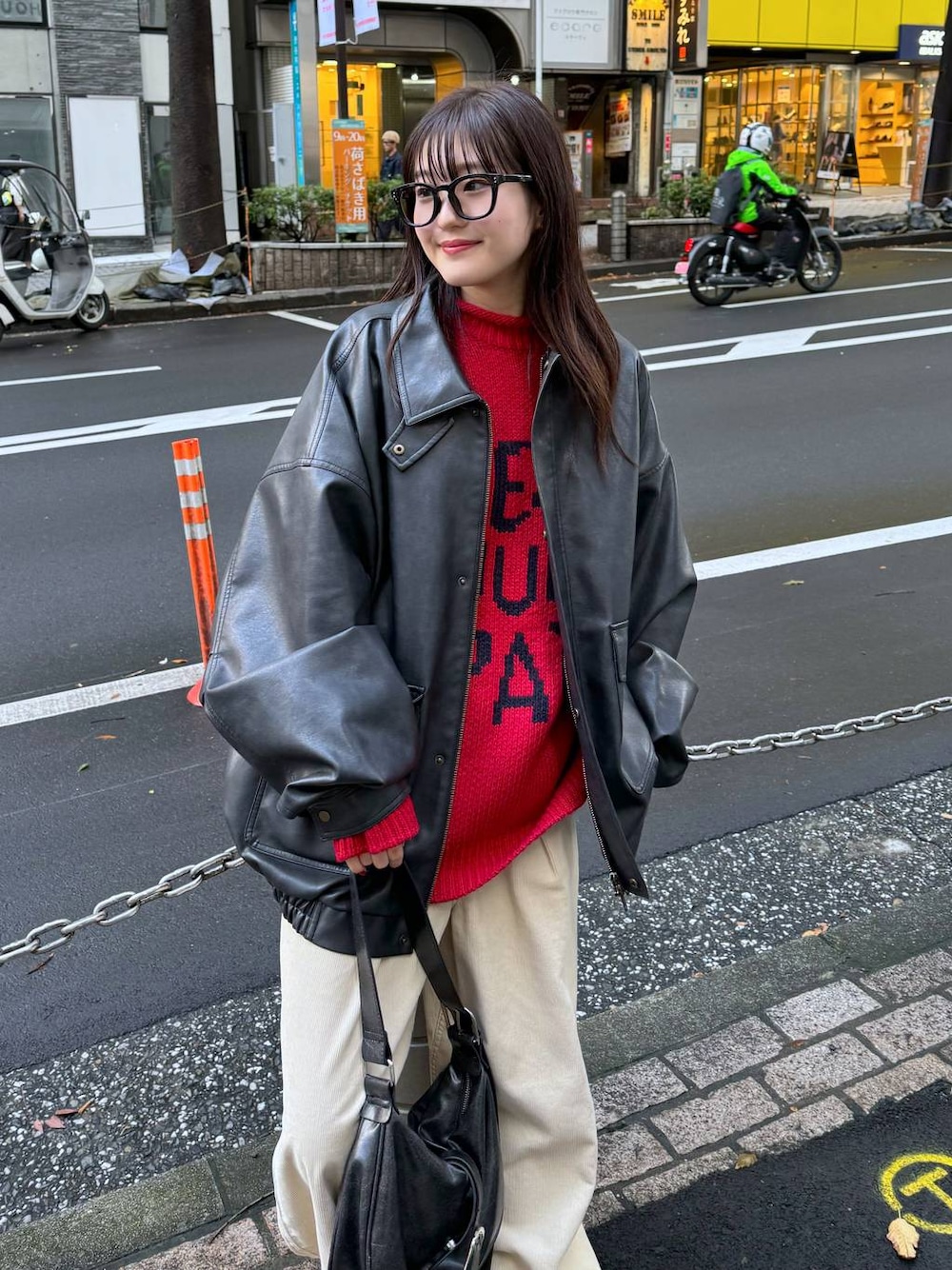 「ラフ、ストリート、カジュアル、個性派、韓国系、PAGEBOY、PBLIM、骨格ウェーブ_PAGEBOY、ブルベ夏_PAGEBOY、ソフトエレガント_PAGEBOY、ニット、秋コーデ、冬コーデ、クリスマス、メンズライク」｜「PBLIMのPBLIM/フェイクレザーブルゾン（ブルゾン、ブラック系）」を使った、サエさん（レディース・159cm）の秋コーディネートの1枚目の写真