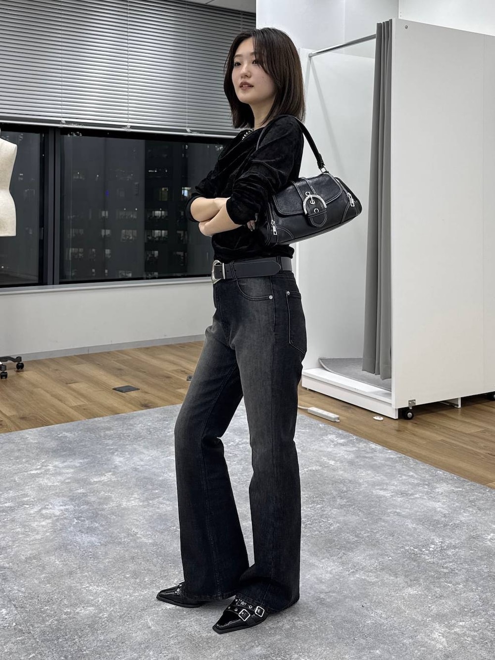 ブラック系のTシャツ/カットソー、ブルー系のデニムパンツ、ブラック系のショルダーバッグを着用したレディースの秋コーディネートの1枚目の写真