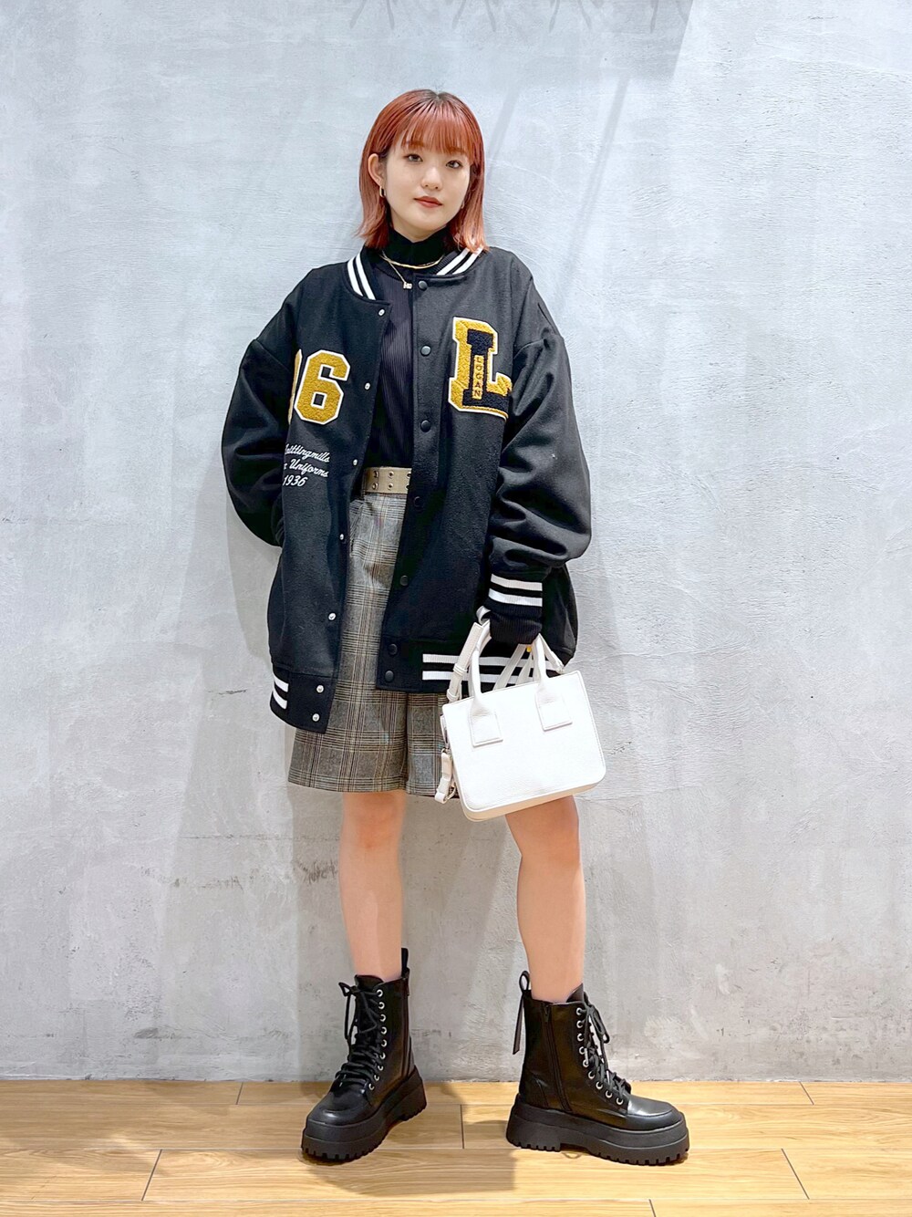 ブラック系のブルゾン、ブラック系のTシャツ/カットソー、グレー系のその他パンツを着用したレディースの冬コーディネートの1枚目の写真