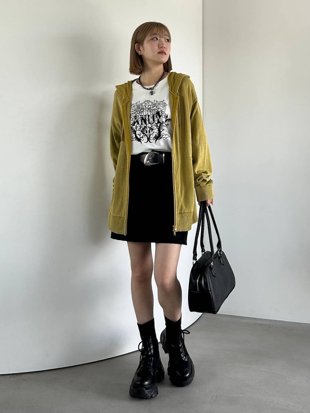 ブラック系のブーツ、ホワイト系のTシャツ/カットソー、イエロー系のパーカーを着用したレディースの夏コーディネートの1枚目の写真