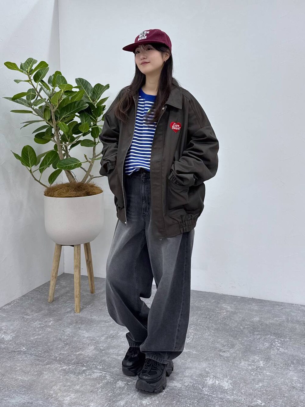 「ユニセックス、メンズライク、休日コーデ、旅行、ラフ、ストリート、カジュアル、個性派、韓国系、PAGEBOY、PBLIM、骨格ウェーブ_PAGEBOY、ブルベ夏_PAGEBOY、ソフトエレガント_PAGEBOY、春コーデ」｜「PAGEBOYのプラットチャンキースニーカー（スニーカー、ブラック系）」を使った、サエさん（レディース・159cm）の春コーディネートの1枚目の写真