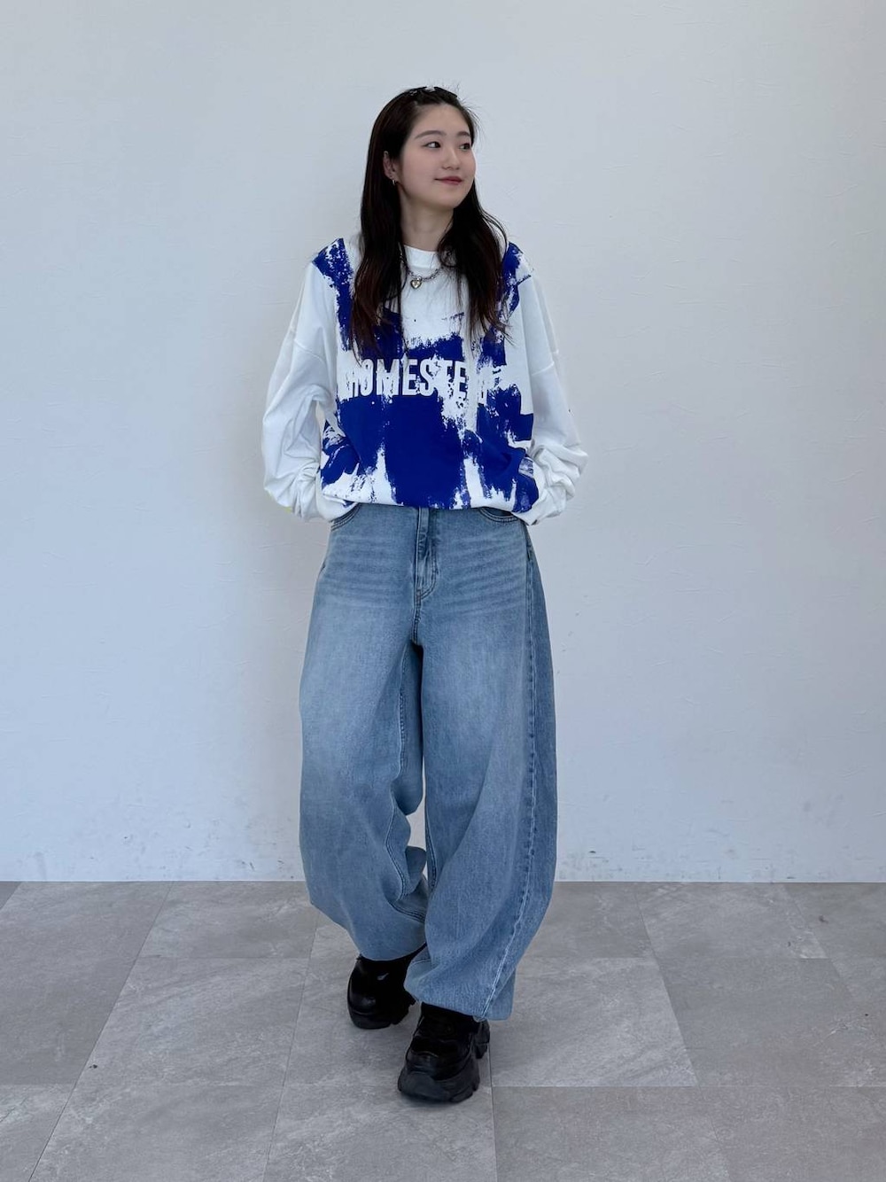 「ラフ、ストリート、カジュアル、個性派、韓国系、PAGEBOY、PBLIM、骨格ウェーブ_PAGEBOY、ブルベ夏_PAGEBOY、ソフトエレガント_PAGEBOY、ロンT、Tシャツ、ロングヘア、デニムパンツ、春コーデ」｜「PAGEBOYのプラットチャンキースニーカー（スニーカー、ブラック系）」を使った、サエさん（レディース・159cm）の春コーディネートの1枚目の写真