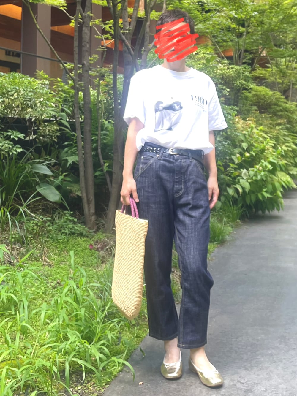 「低身長、ジョンブル、40代ファッション、夏コーデ、シンプルスタイル、夏、おしゃれさんと繋がりたい、かごバッグ、バレーシューズ、グッドロックスピード、みんなの白Tフェス」｜「GOOD ROCK SPEEDのGOOD ROCK SPEEDモノクロフォトTEE（Tシャツ/カットソー、ホワイト系）」を使った、MAKIさん（骨格ストレート・レディース・154cm）の夏コーディネートの1枚目の写真