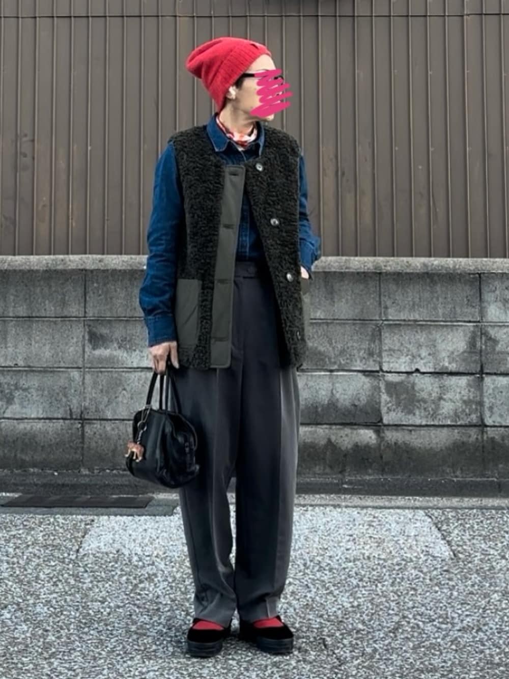 「最近のいい感じコーデ、冬アウター、パンツスタイル、骨格ストレート、低身長、アラフィフ、フリース、ベスト、バブアー、ニット帽、赤、メリージェーン、デニムシャツ、おしゃれさんと繋がりたい」｜「UNIQLOのアイテム（ニットキャップ/ビーニー、レッド系）」を使った、MAKIさん（レディース・154cm）の秋コーディネートの1枚目の写真