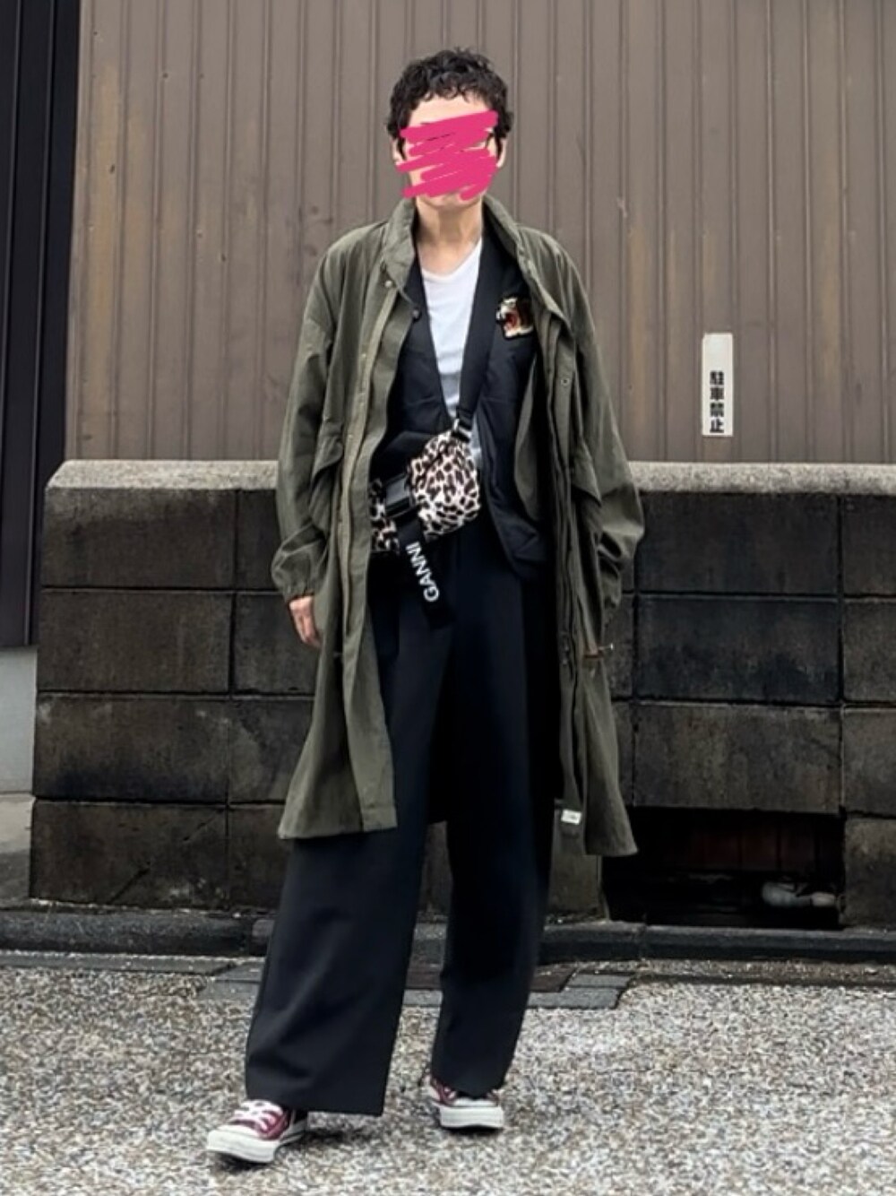 「低身長、骨格ストレート、アラフィフ、スラックス、モッズコート、ベスト、レイヤードスタイル、コンバース、GANNI、レオパード、ひょう柄、おしゃれさんと繋がりたい」｜「for/cの[低身長サイズ有]撥水タックストレートパンツ【サスティナブル】（スラックス、グレー系）」を使った、MAKIさん（骨格ストレート・レディース・154cm）の秋コーディネートの1枚目の写真