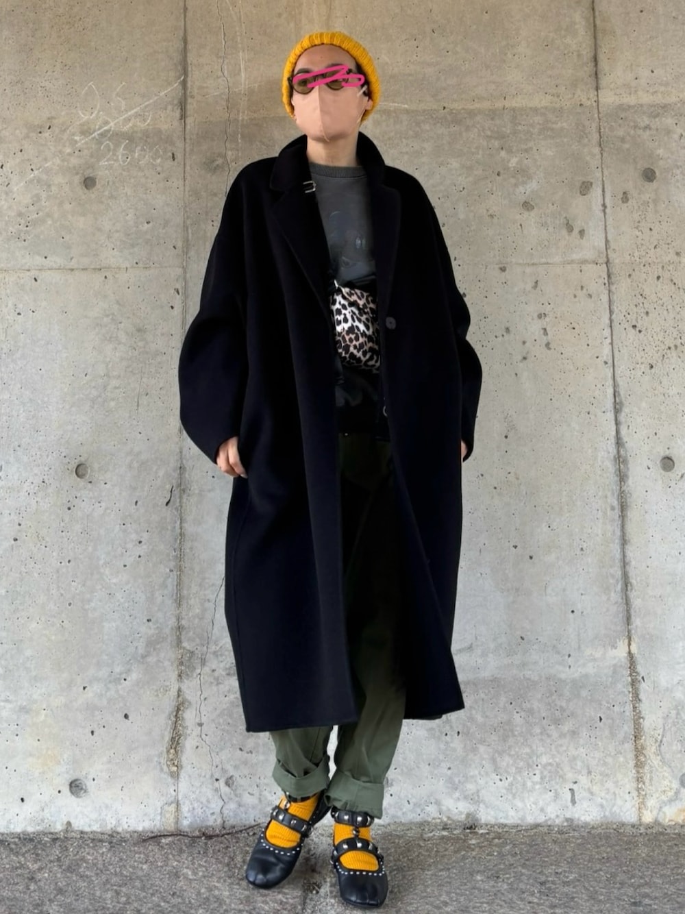 「低身長、アラフィフ、骨格ストレート、おしゃれさんと繋がりたい、チェスターコート、ミッキースウェット、ニット帽、ガニー、レオパード、ひょう柄」｜「FREAK'S STOREの限定展開　カラー ニット帽（ニットキャップ/ビーニー、イエロー系）」を使った、MAKIさん（レディース・154cm）の冬コーディネートの1枚目の写真