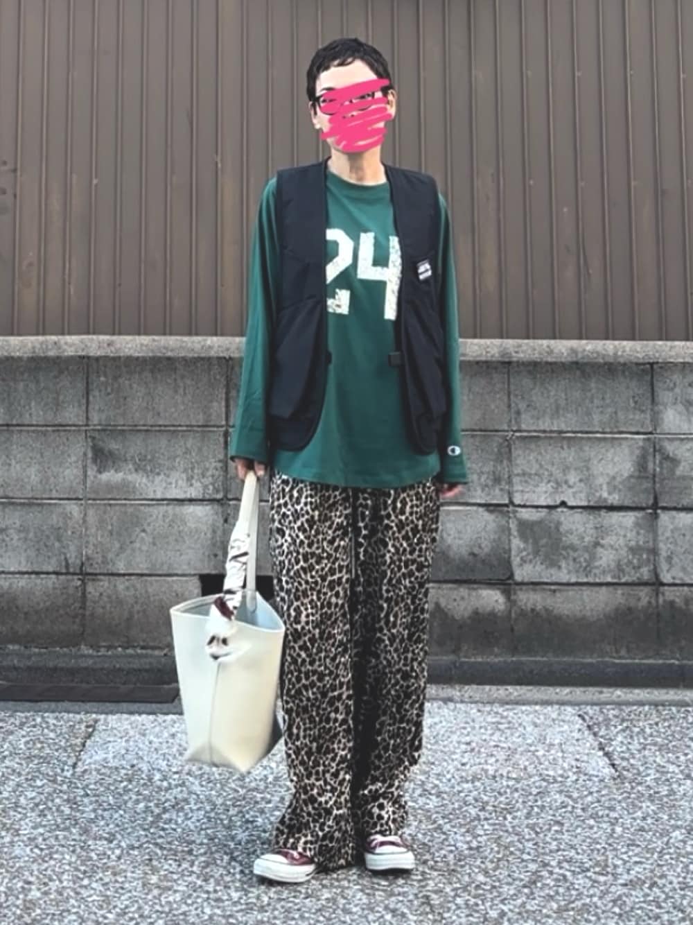 「大人カジュアル、秋先取りコーデ、ゆるコーデ、レオパード、ひょう柄、トートバッグ、コンバース、おしゃれさんと繋がりたい、低身長、骨格ストレート、アラフィフ、40代ファッション」｜「ChampionのChampion / チャンピオン SLOBE別注 ラグランカットソー（Tシャツ/カットソー、グリーン系）」を使った、MAKIさん（骨格ストレート・レディース・154cm）の秋コーディネートの1枚目の写真