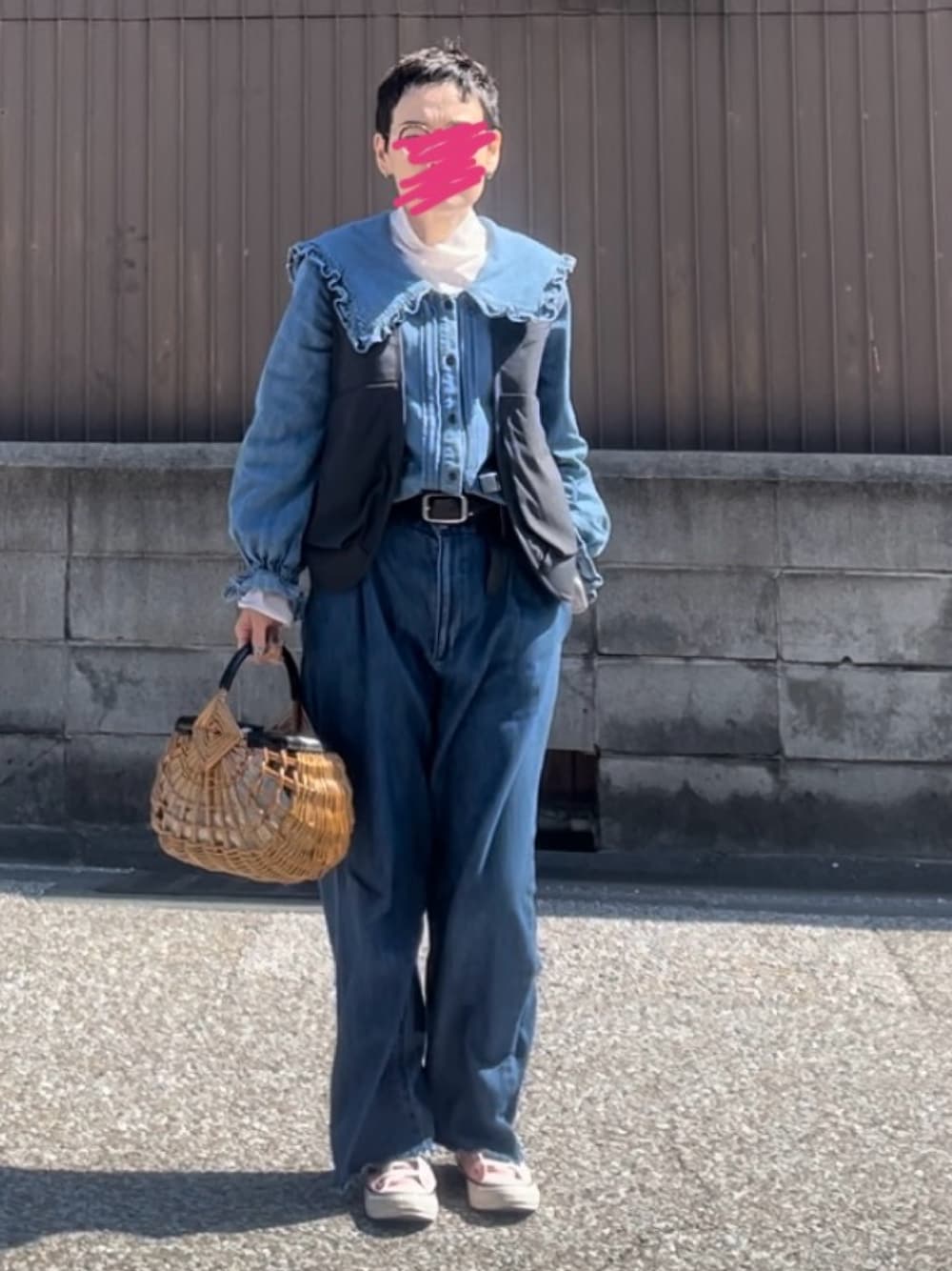 「春ファッション、プチプラコーデ、デニムパンツ、デニムシャツ、デニムオンデニム、かごバッグ、ベスト、コンバース、モッズコート、古着MIX、低身長、骨格ストレート、40代女性」｜「SOMETHINGのSOMETHING　フリルビッグカラーデニムブラウス（シャツ/ブラウス、ブルー系）」を使った、MAKIさん（骨格ストレート・レディース・154cm）の春コーディネートの1枚目の写真