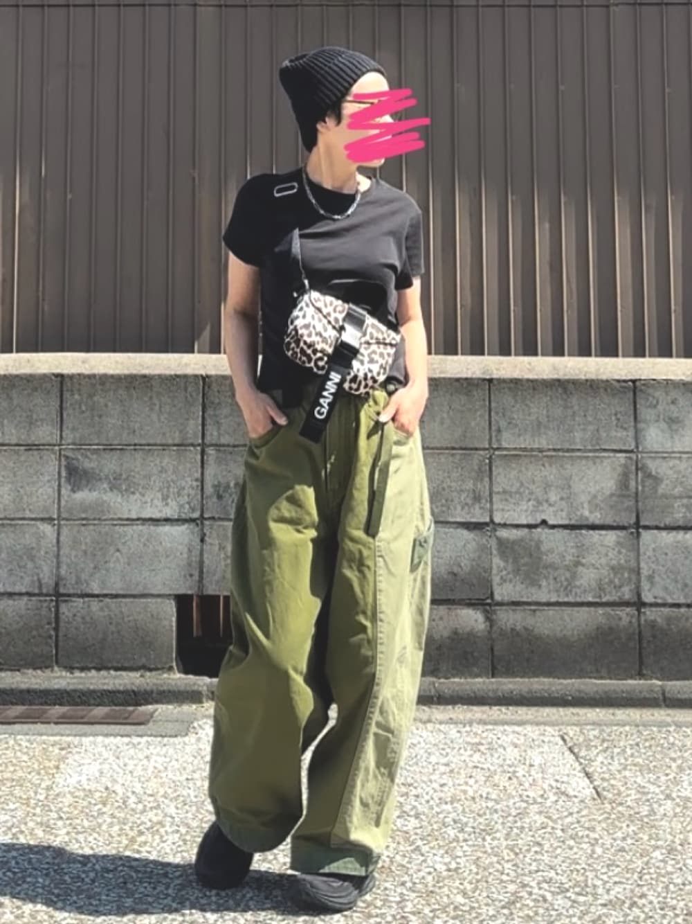 「休日スタイル、低身長コーデ、おしゃれさんと繋がりたい、パンツスタイル、ミニTシャツ、カーゴパンツ、レオパード、ひょう柄、低身長、骨格ストレート、アラフィフ、y2k」｜「GANNIの【GANNI(ガニー)】RECYCLED TECH MINI SATCHEL LEOPARD（ショルダーバッグ、ブラウン系）」を使った、MAKIさん（骨格ストレート・レディース・154cm）の秋コーディネートの1枚目の写真