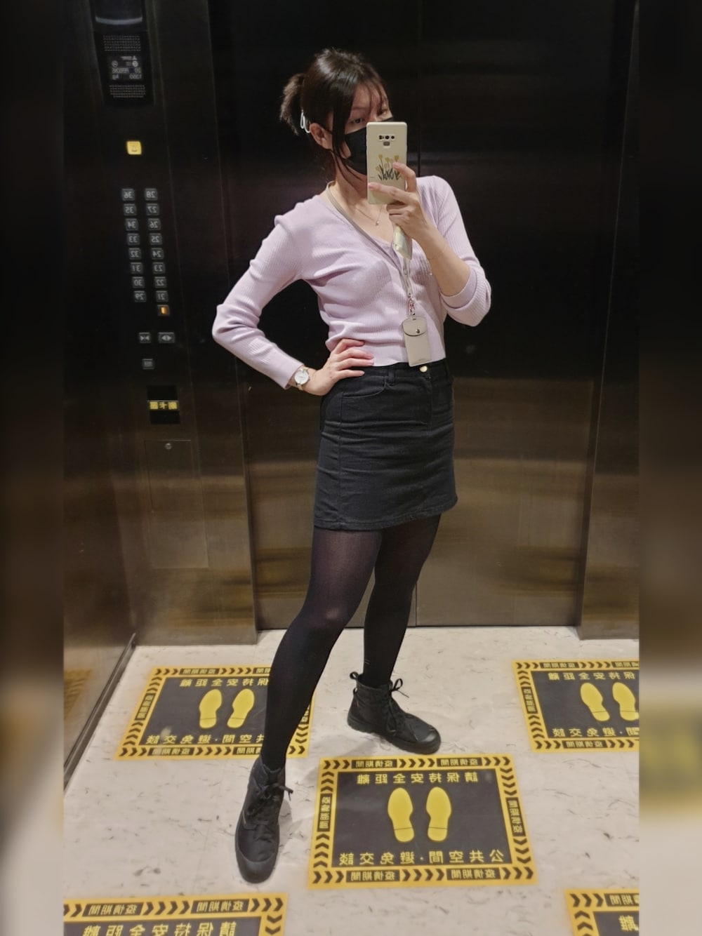 「ootd、黑絲襪、迷你裙、短靴」｜「PALLADIUMのアイテム（ブーツ、ブラック系）」を使った、🧸175さん（レディース・175cm）の秋コーディネートの1枚目の写真