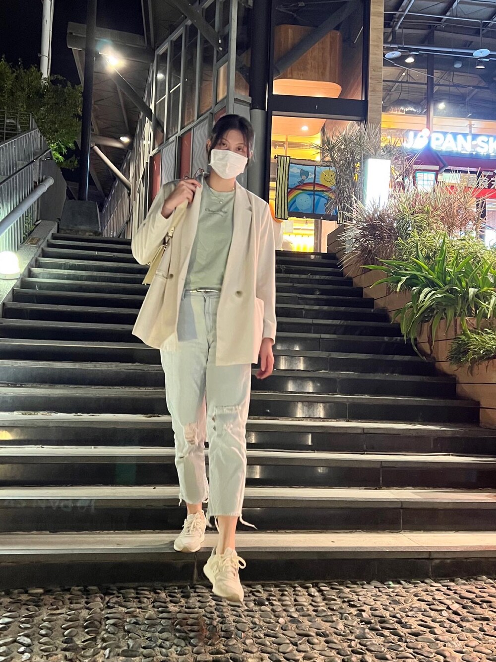 「秋冬、棉T、破洞牛仔褲、運動鞋、西裝外套」｜「UNIQLOのスリムボーイフレンドフィットアンクルジーンズ（デニムパンツ、ブルー系）」を使った、🧸175さん（レディース・175cm）の秋コーディネートの1枚目の写真