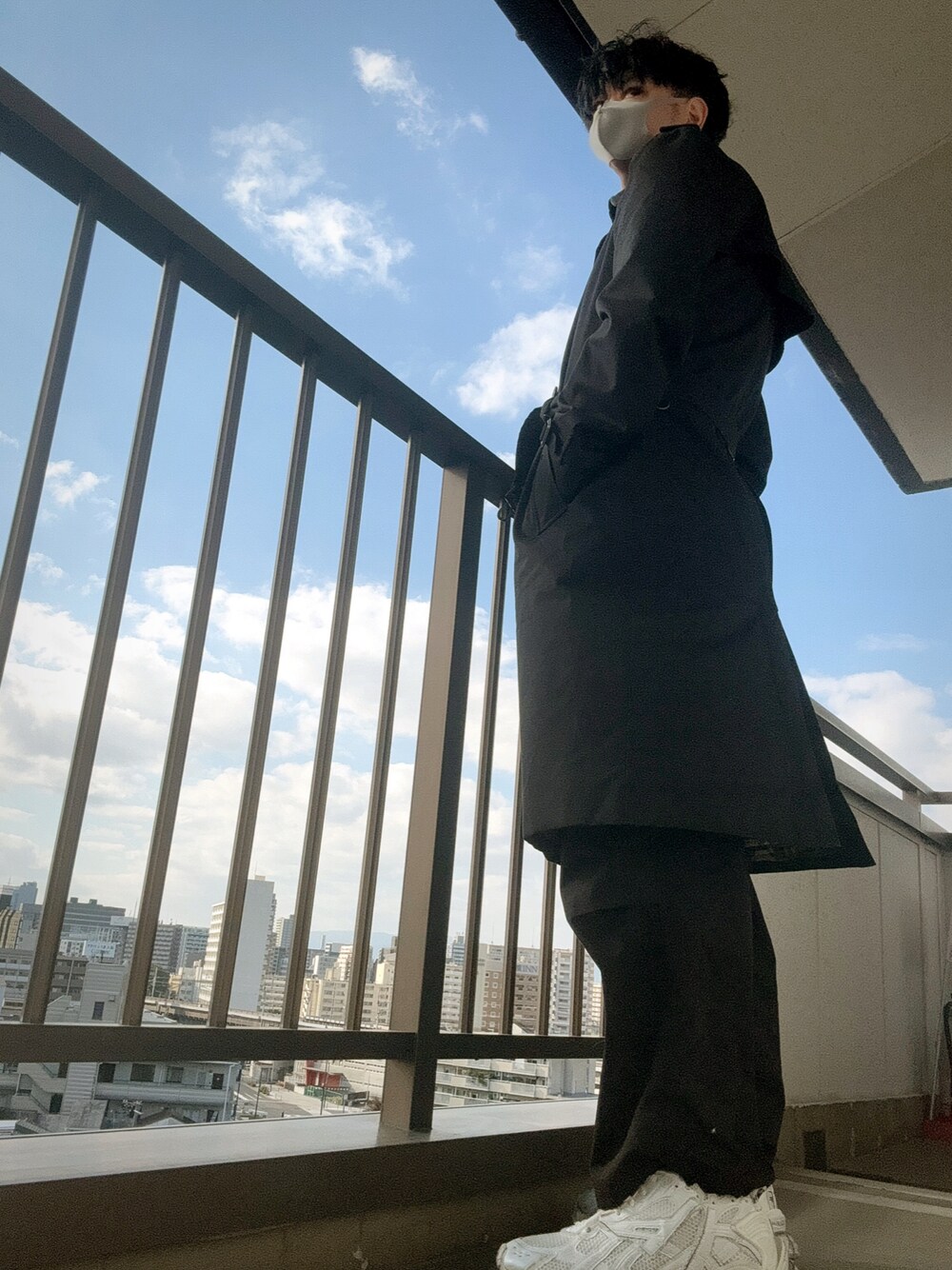 「burberry、BALENCIAGA」｜「BURBERRYのトレンチコート ケンジントンヘリテージロング（トレンチコート、ブラック系）」を使った、ゅ ぅ  さん（メンズ・180cm）の冬コーディネートの1枚目の写真