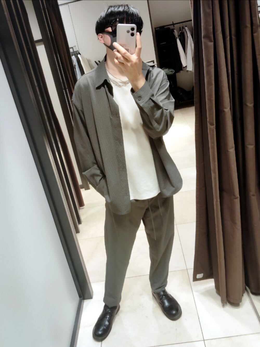 グレー系のテーラードジャケット、グレー系のスラックスを着用したメンズの春コーディネートの1枚目の写真