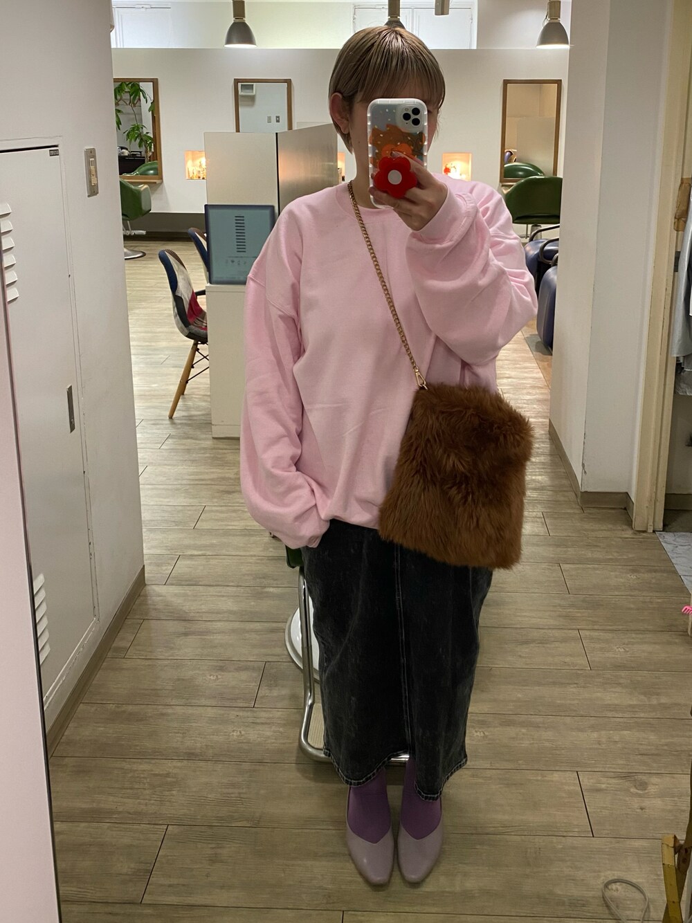 ピンク系のスウェット、ブラウン系のショルダーバッグを着用したレディースの秋コーディネートの1枚目の写真