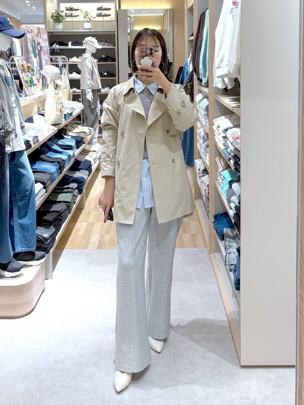 ホワイト系のパンプス、ブルー系のシャツ/ブラウス、ベージュ系のトレンチコートを着用したレディースの冬コーディネートの1枚目の写真