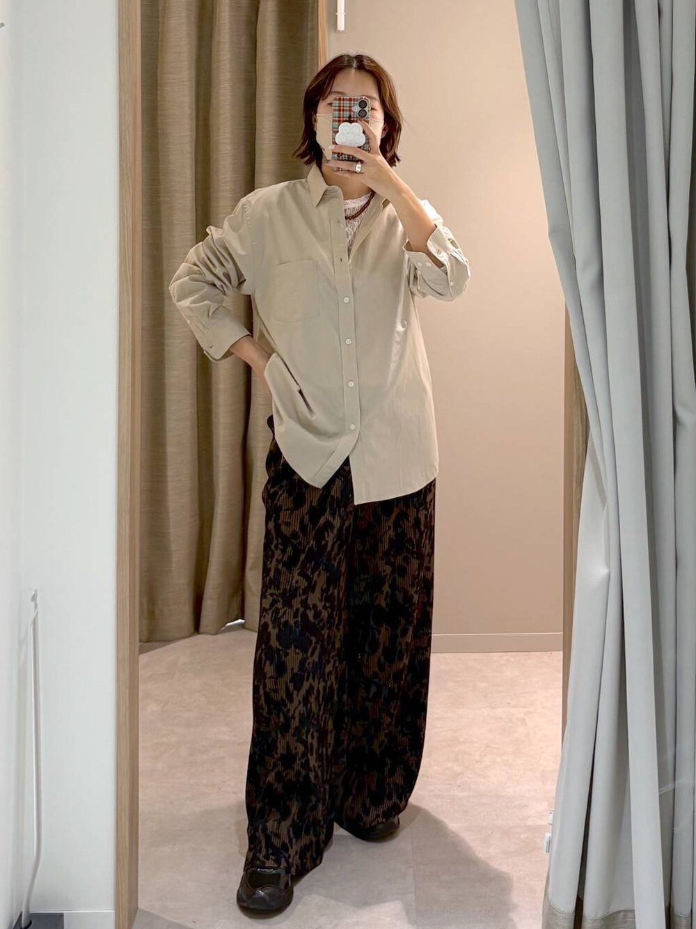 ホワイト系のTシャツ/カットソー、ベージュ系のシャツ/ブラウス、ブラウン系のその他パンツを着用したレディースの冬コーディネートの1枚目の写真