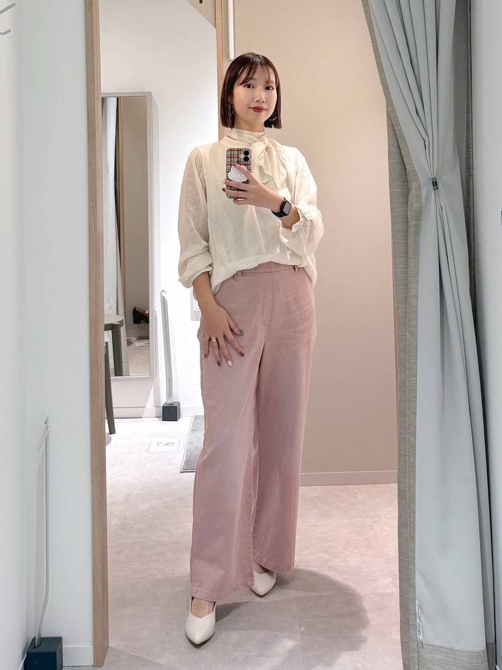 ホワイト系のパンプス、パープル系のボストンバッグ、ホワイト系のシャツ/ブラウスを着用したレディースの冬コーディネートの1枚目の写真