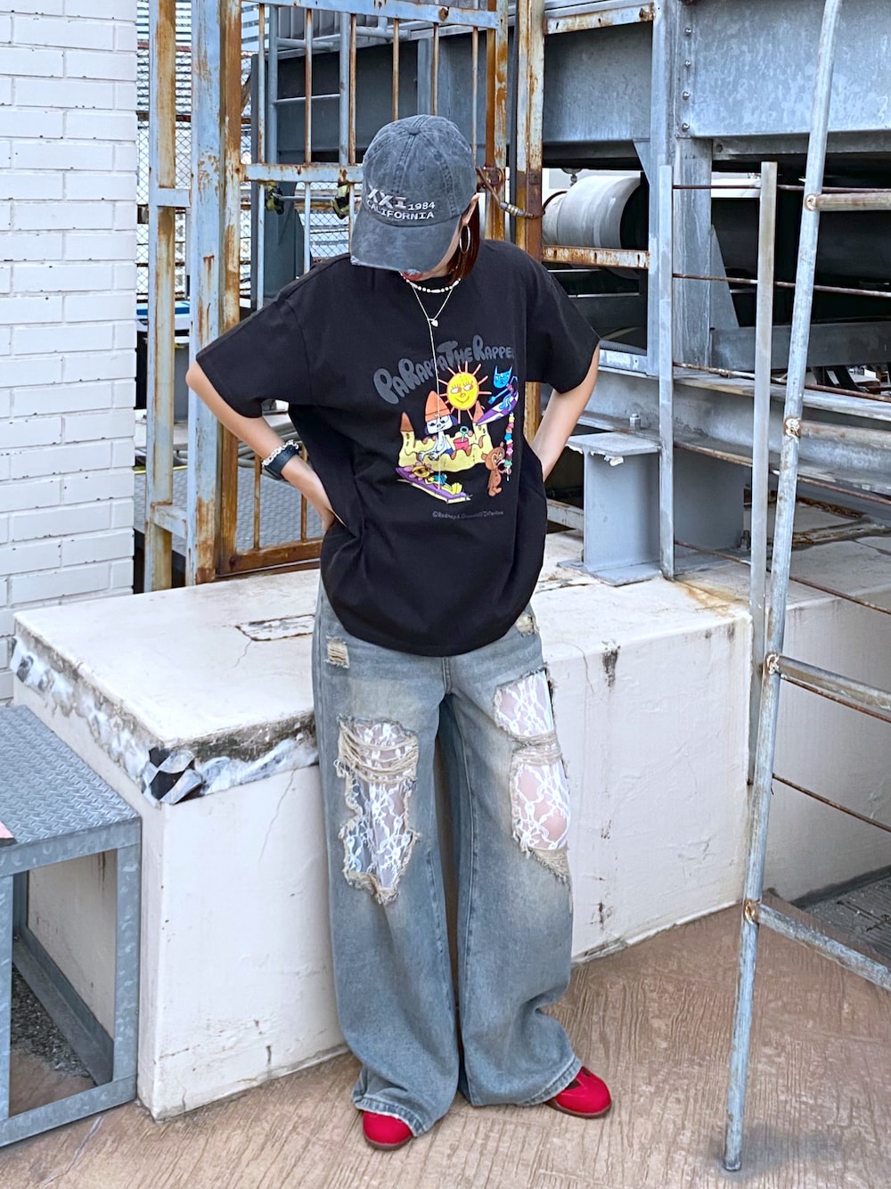 「夏コーデ、ストリート、ストリートMIX、スニーカーコーデ、スニーカー女子、Tシャツ、Tシャツ×デニム、レース、韓国ファッション、韓国コーデ、ラフコーデ、メンズファッション、メンズライクコーデ、メンズライク女子、パラッパラッパー」｜「FOREVER 21の【パラッパラッパー】ピグメント加工グラフィックTシャツ（Tシャツ/カットソー、グレー系）」を使った、サヤカサン🐬さん（レディース・165cm）の夏コーディネートの1枚目の写真
