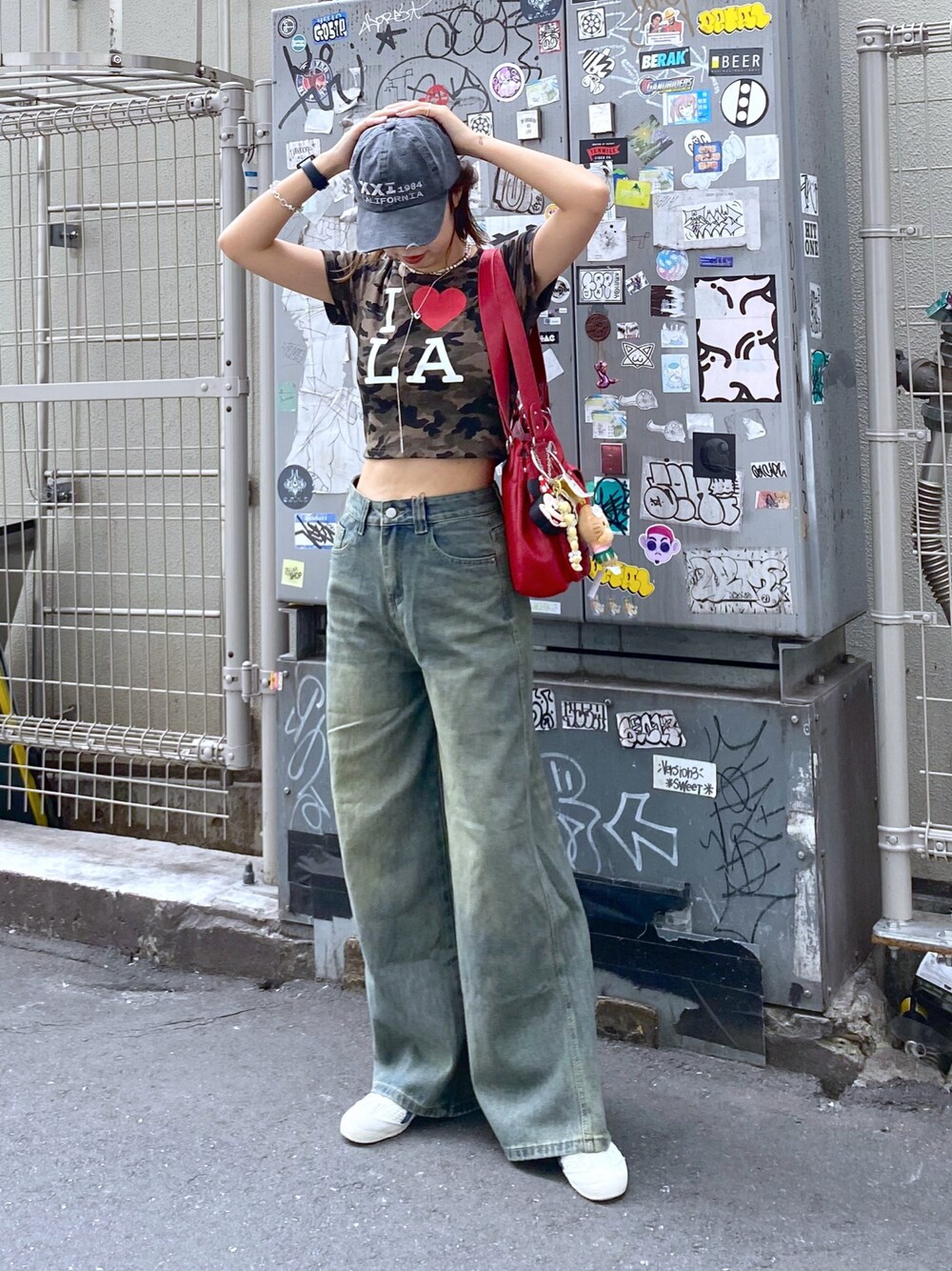 ブルー系のデニムパンツ、その他のTシャツ/カットソー、レッド系のショルダーバッグを着用したレディースの夏コーディネートの1枚目の写真