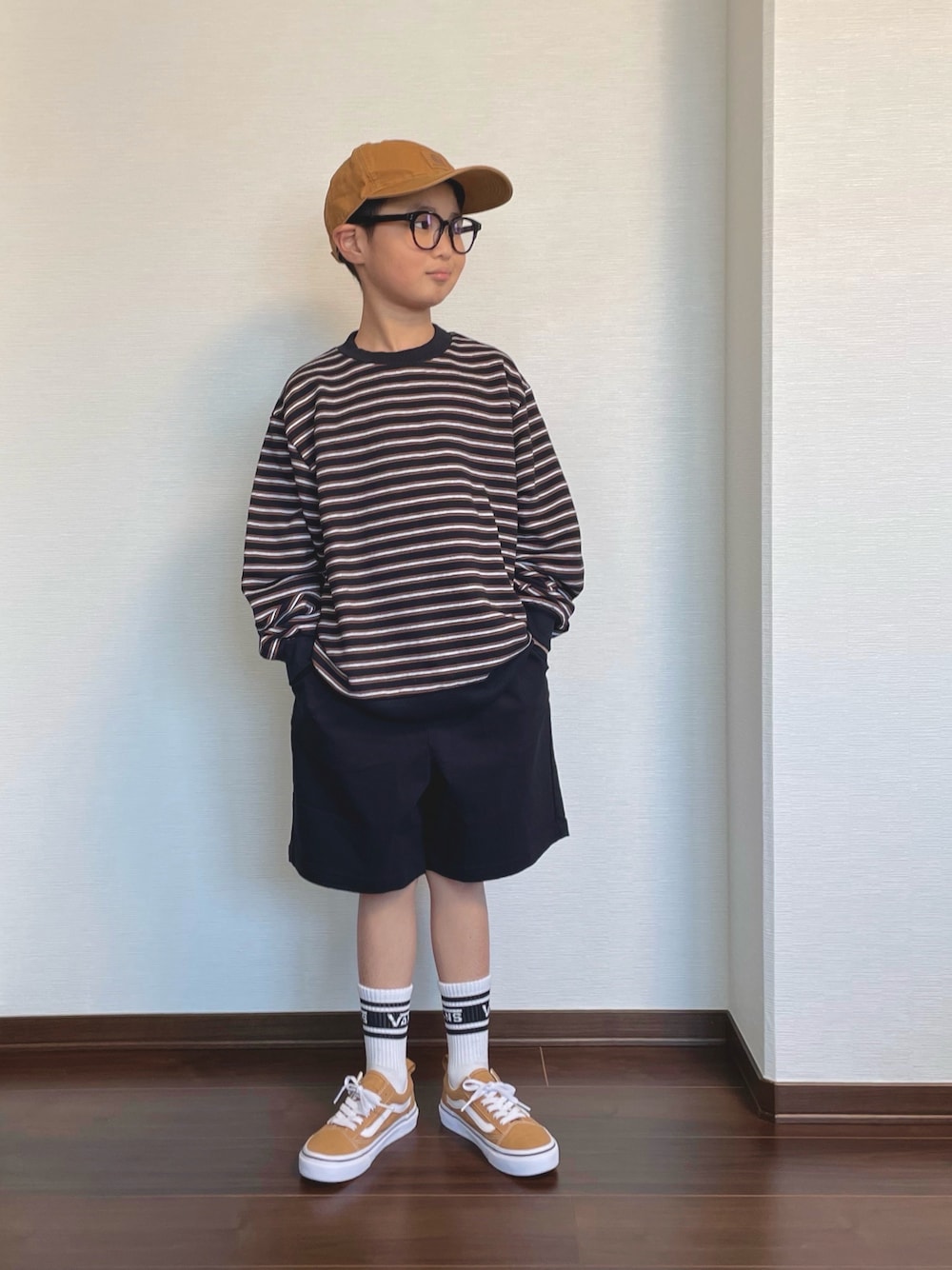 「春コーデ、プチプラ、キッズコーデ、休日スタイル、キャップ、ブラウン、めがね、スウェット、ボーダー、ハーフパンツ、ラインソックス、スニーカー、春めき満開コーデ」｜「PAIRMANON STREETの【PAIRMANON STREET】裏毛 プリント ボーダー トレーナー トップス 裏パイル（スウェット、ブラック系）」を使った、ryoooutaaaさん（キッズ・127cm）の春コーディネートの1枚目の写真