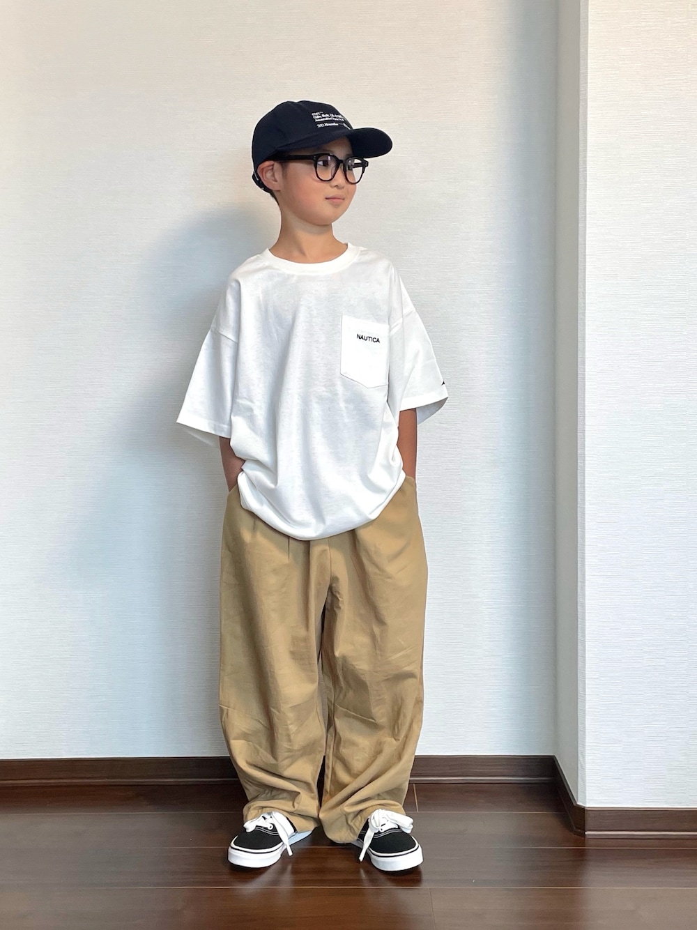 「夏コーデ、シンプルコーデ、ストリート、休日スタイル、ラフ、キッズコーデ、キャップ、Tシャツ、白Tシャツ、チノパン、ワイドパンツ、スニーカー」｜「NAUTICAの【NAUTICA/ノーティカ】ポケット付き半袖Tシャツ（Tシャツ/カットソー、ホワイト系）」を使った、ryoooutaaaさん（キッズ・127cm）の夏コーディネートの1枚目の写真