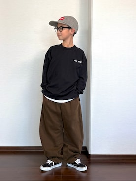 「LOWRYS FARM（ローリーズファーム）のアソートプリントロンＴＬＳ　1049005（Tシャツ/カットソー、ブラック系）」を使った、ryoooutaaaさん（キッズ・135cm）の秋コーディネート