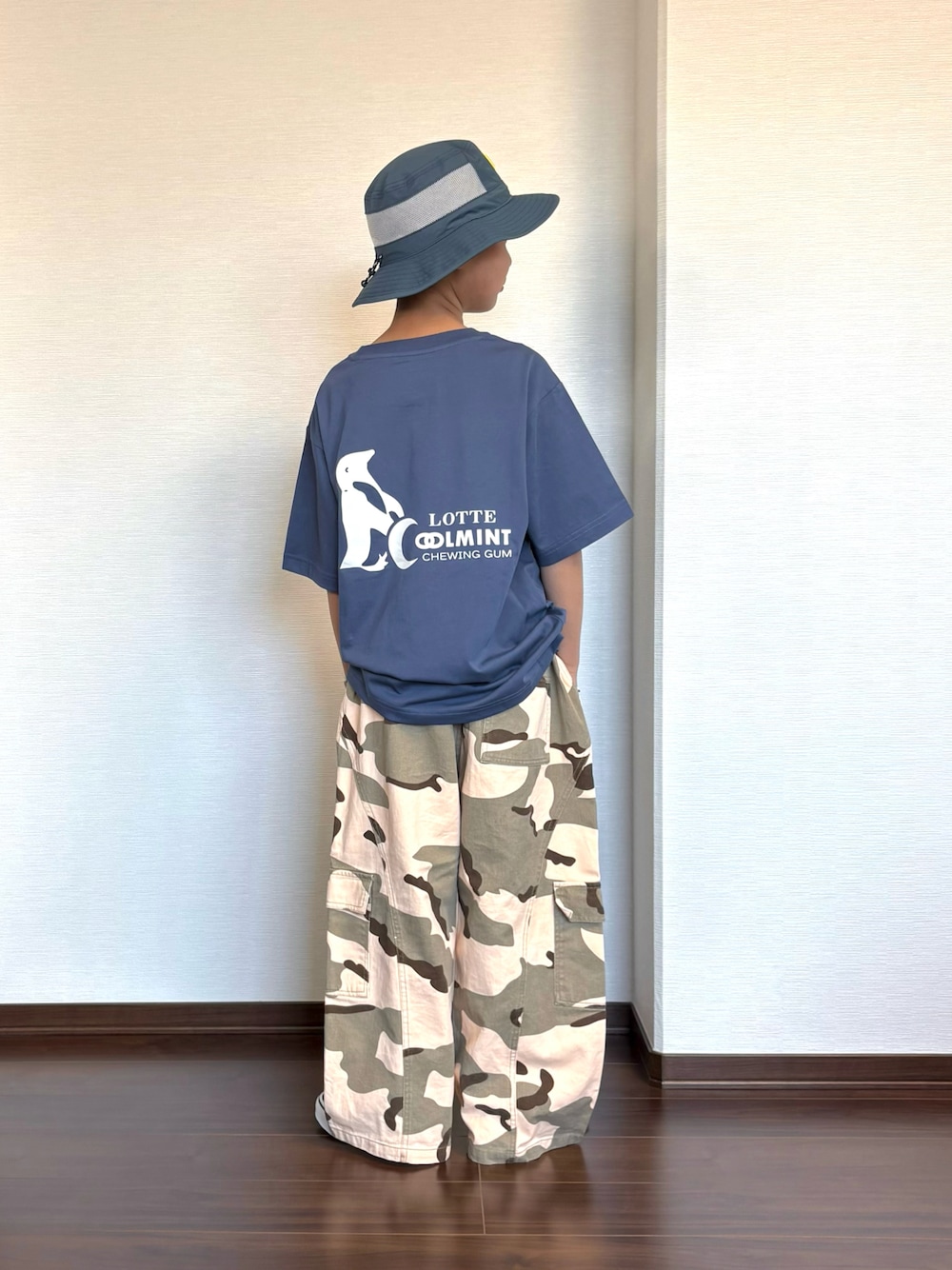 グリーン系のカーゴパンツ、ブルー系のTシャツ/カットソー、ブラック系のスニーカーを着用したキッズの春コーディネートの1枚目の写真