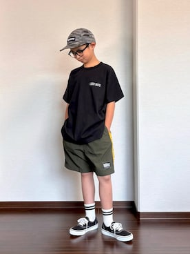 「LOWRYS FARM（ローリーズファーム）のアソートロゴＴＳＳ　 654418（Tシャツ/カットソー、ブラック系）」を使った、ryoooutaaaさん（キッズ・135cm）の夏コーディネート